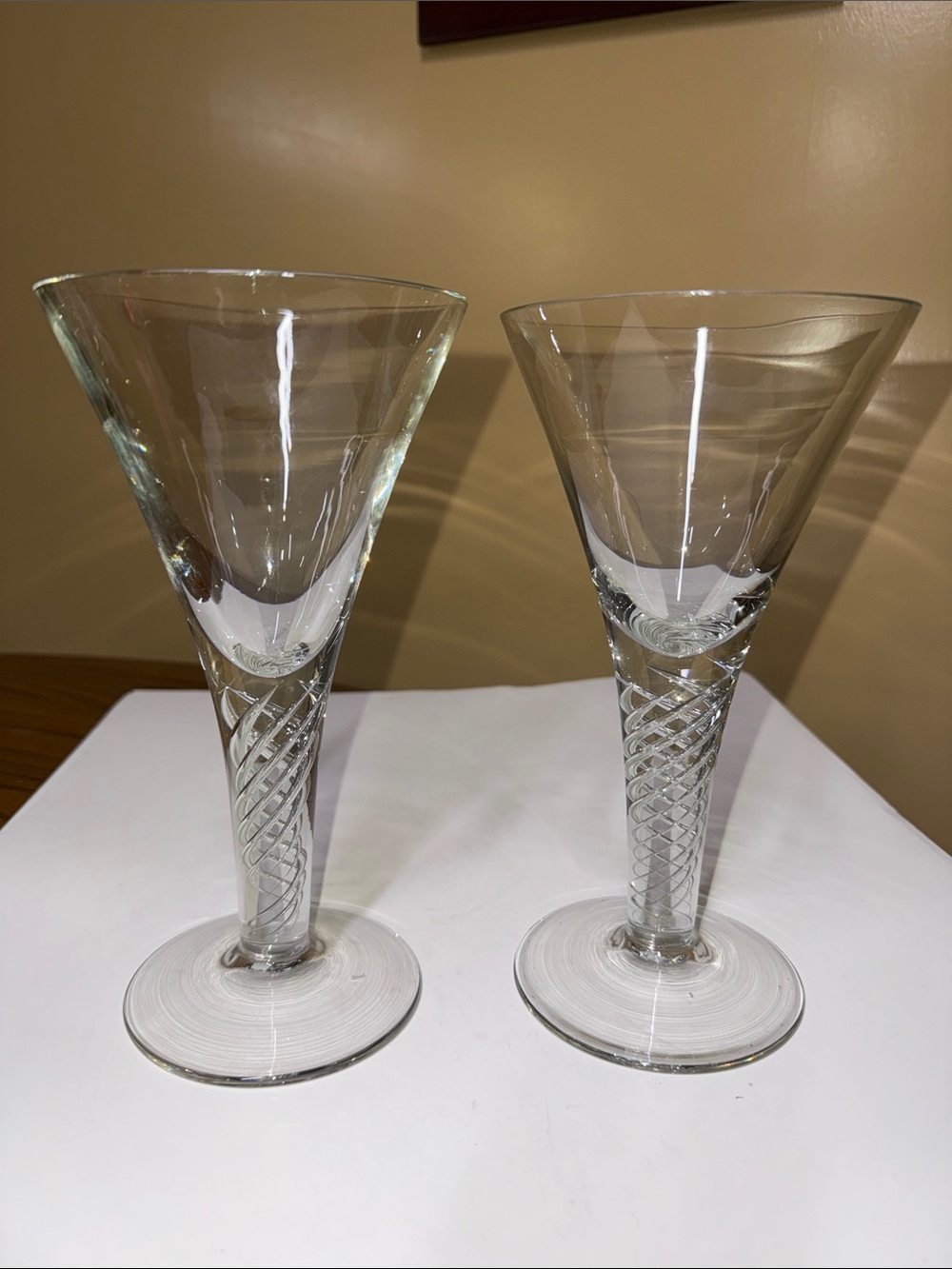 Met Metropolitan Museum Air Twist Stem Wine Glass Reproductions 8.5” tall set 2